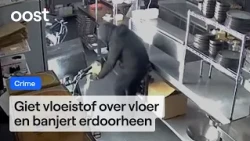 Man casually bikes away after setting fire to pizza parlor | RTV Oost