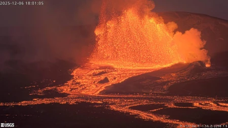 Kīlauea Volcano - Halemaʻumaʻu Crater - East Rim